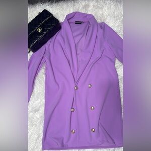 Blazer muy bonito solo que que mesa grande pero está en perfecto estado